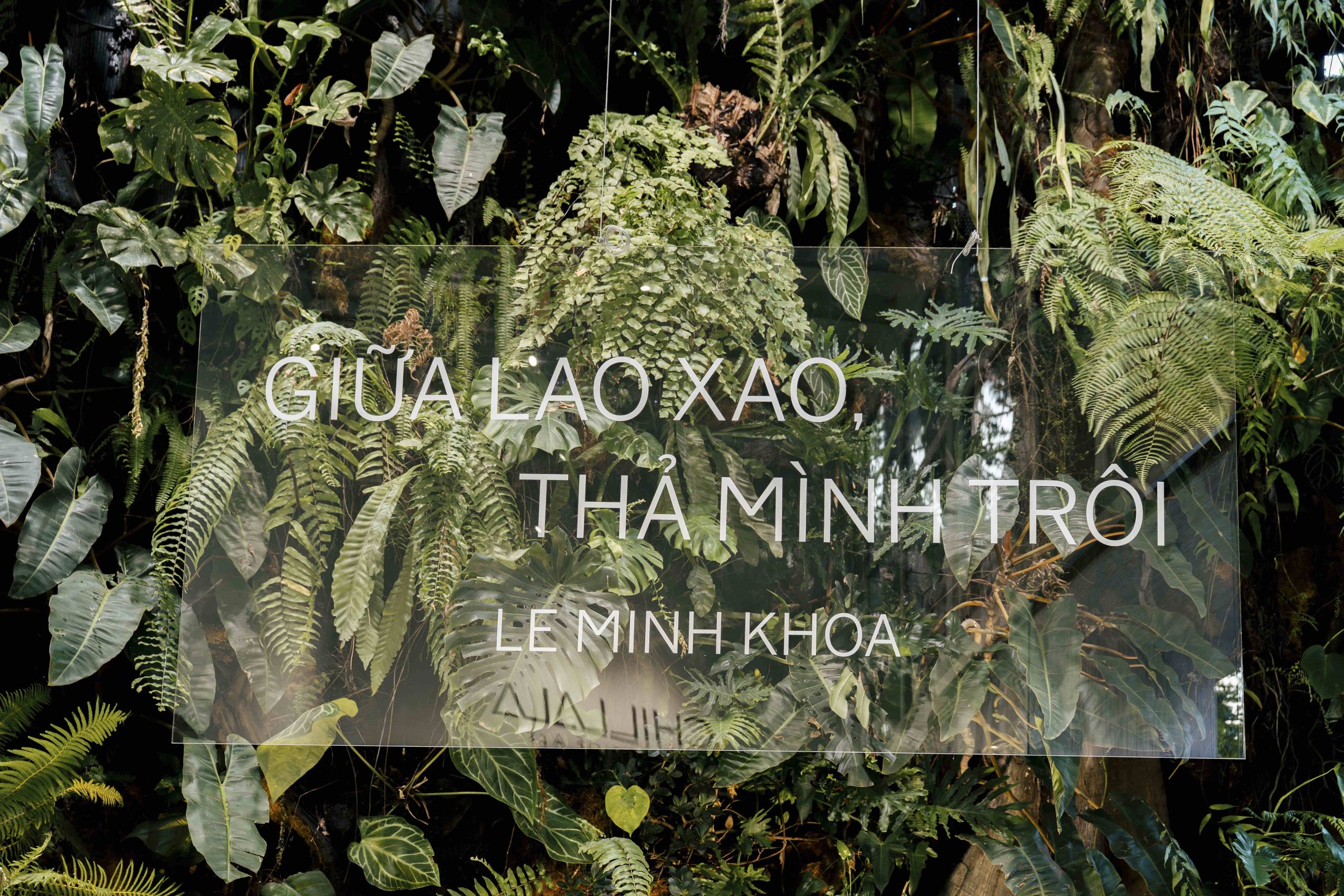 trien lam le minh khoa giua lao xao tha minh troi