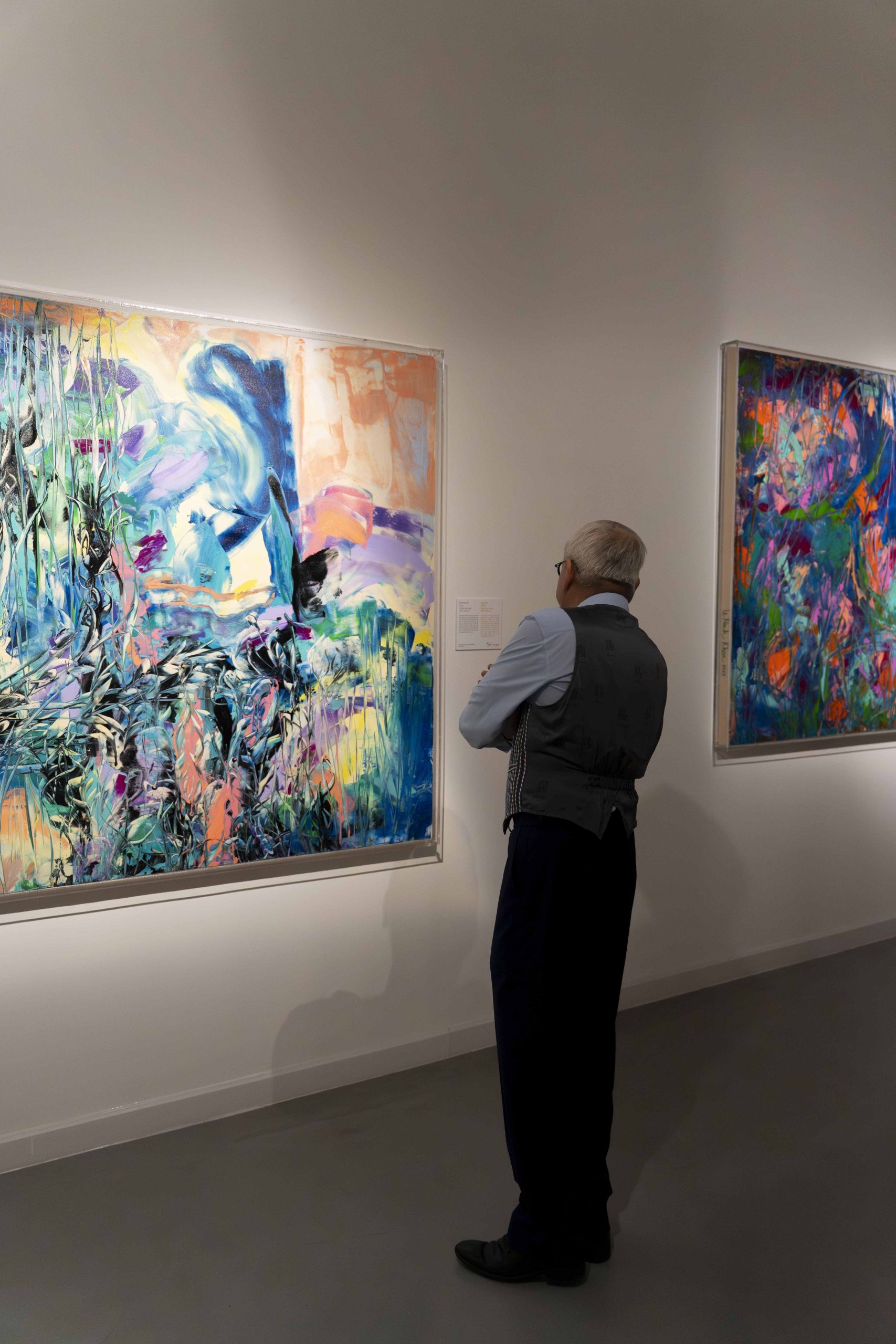 le minh khoa giua lao xao tha minh troi