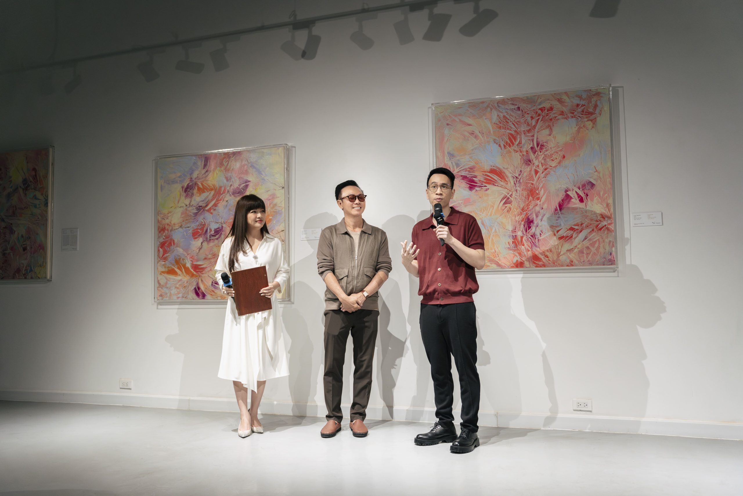 trien lam le minh khoa giua lao xao tha minh troi