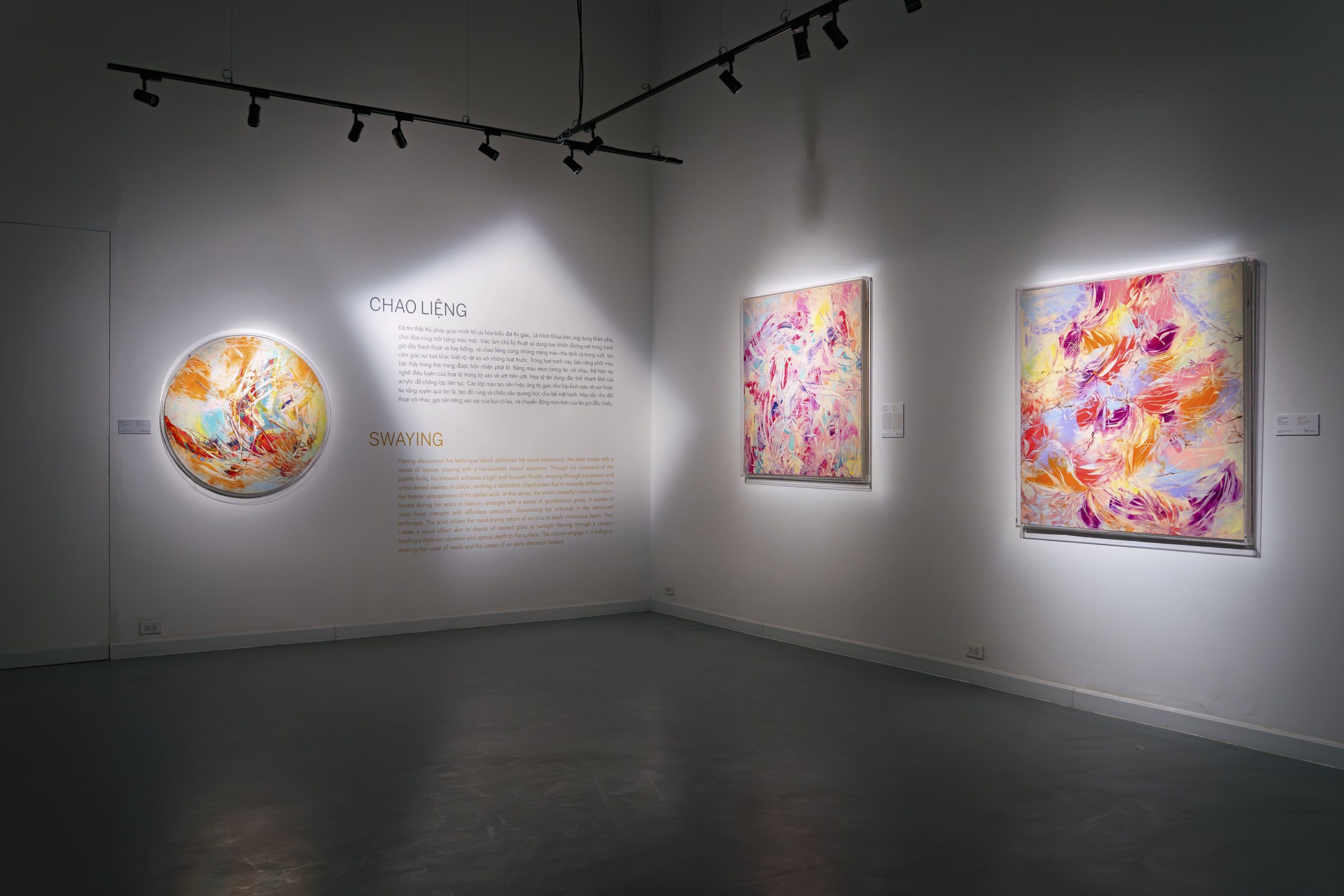 trien lam le minh khoa giua lao xao tha minh troi