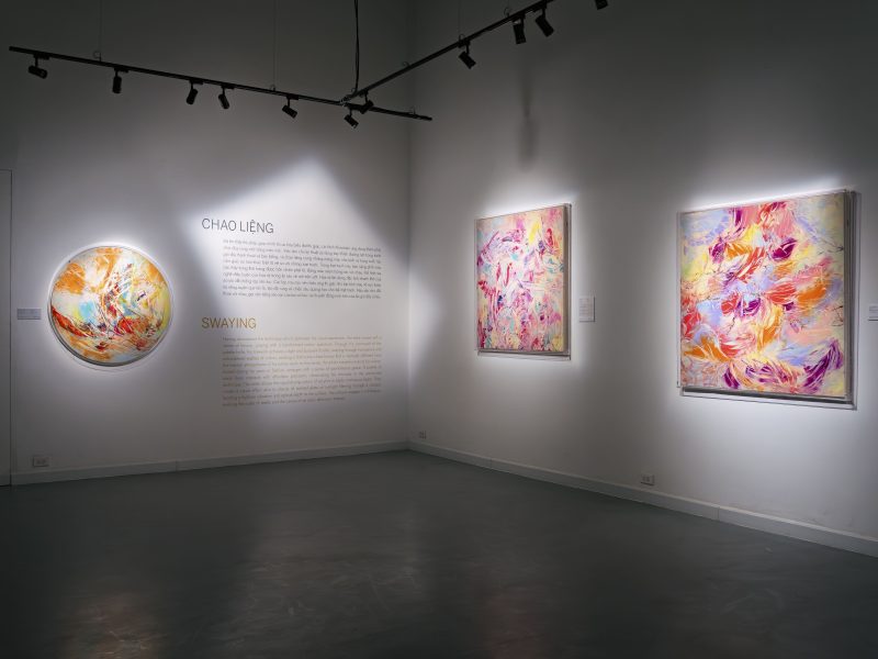 Giữa lao xao, thả mình trôi: Triển lãm cá nhân đầu tay của họa sĩ Lê Minh Khoa