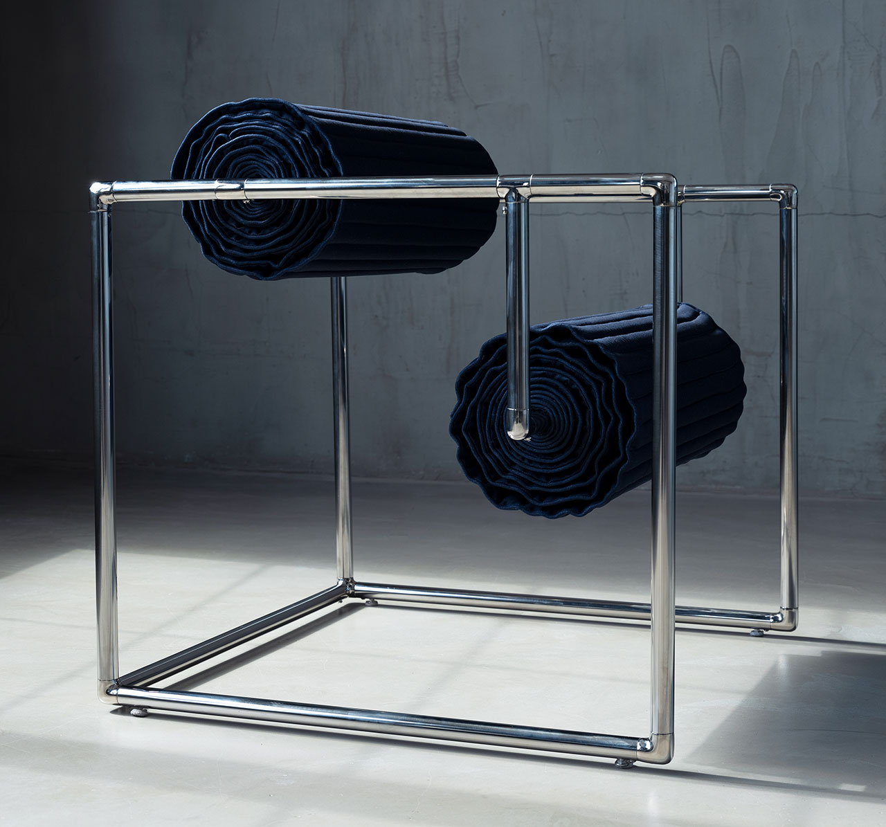 Ghe kim loai Roll Up Caroline Chao