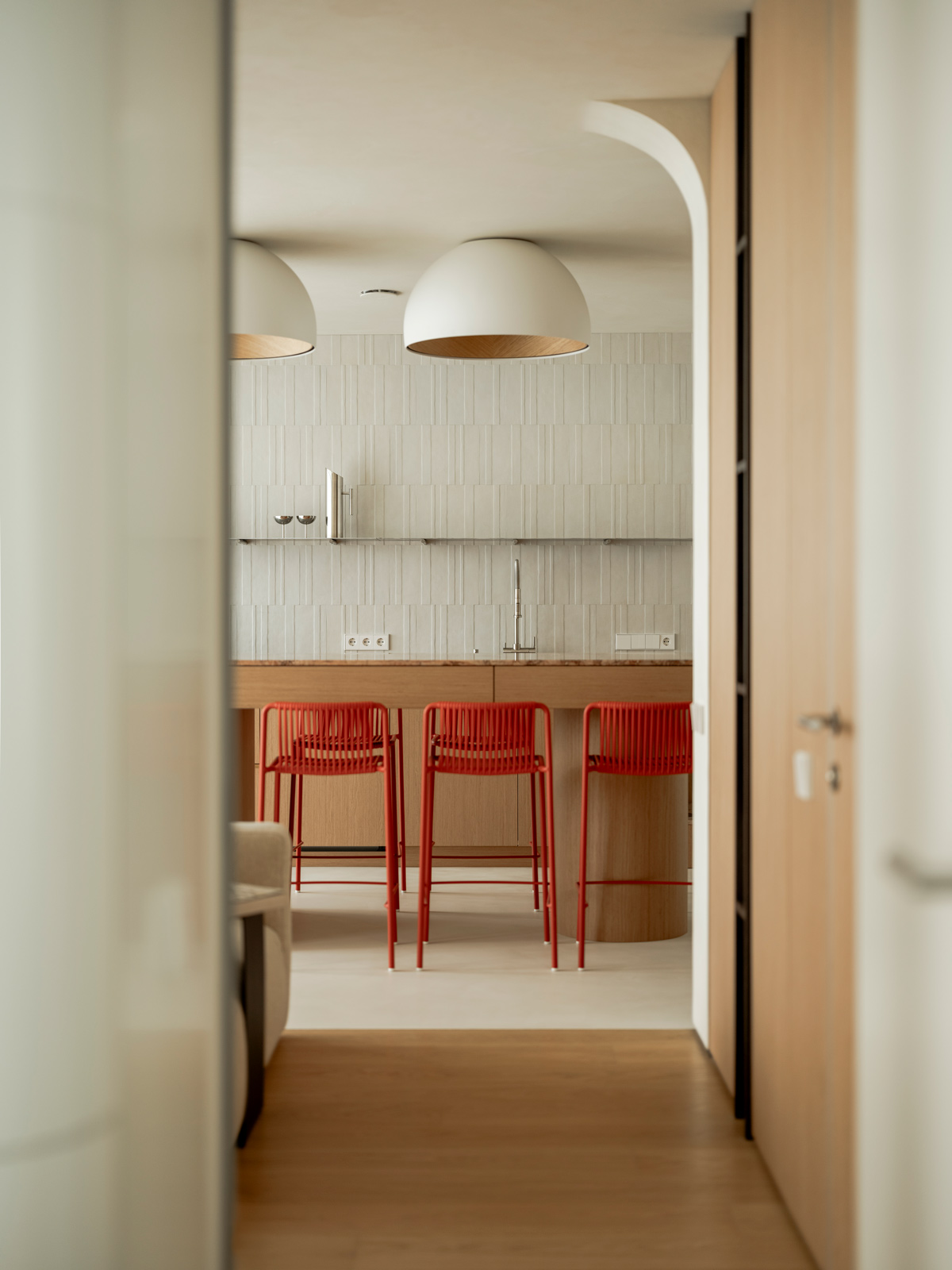 can ho Back Home Apartment noi that phong an san go Yaro Bureau