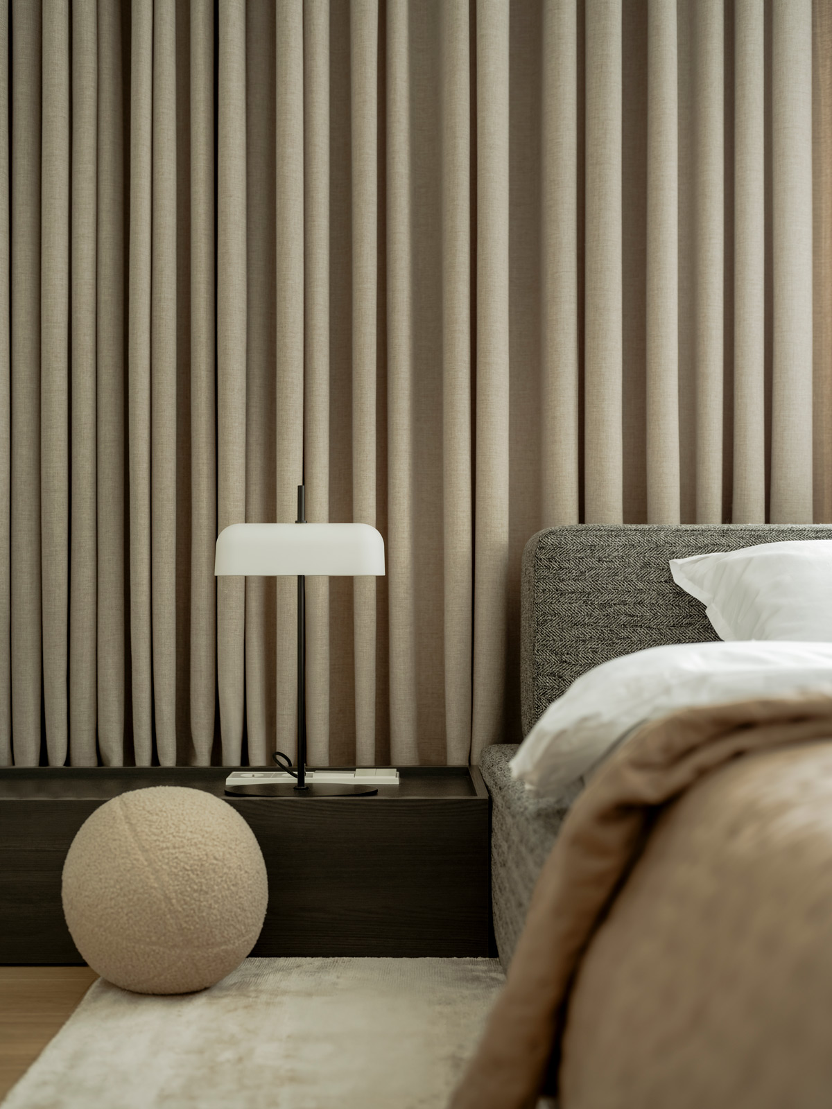 can ho Back Home Apartment noi that phong ngu san go Yaro Bureau