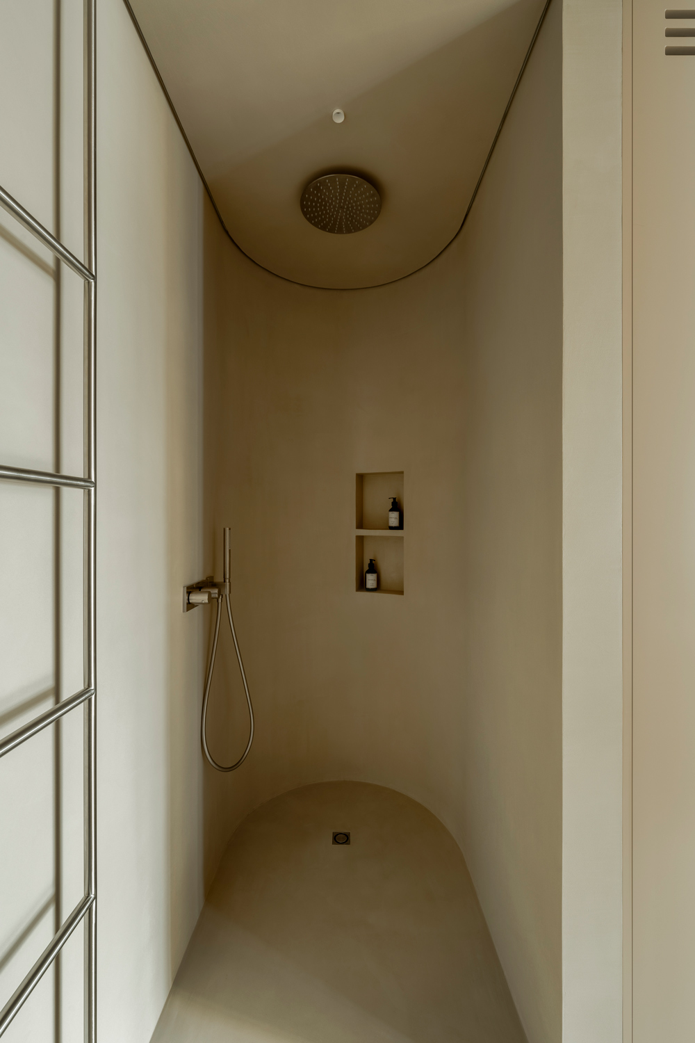 can ho Back Home Apartment noi that phong tam san go Yaro Bureau