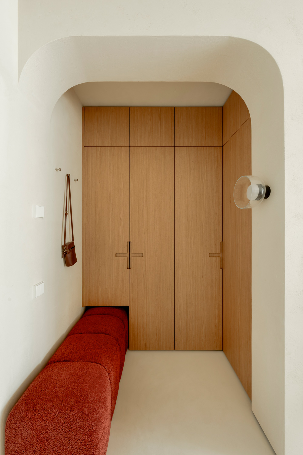 can ho Back Home Apartment noi that phong an san go Yaro Bureau