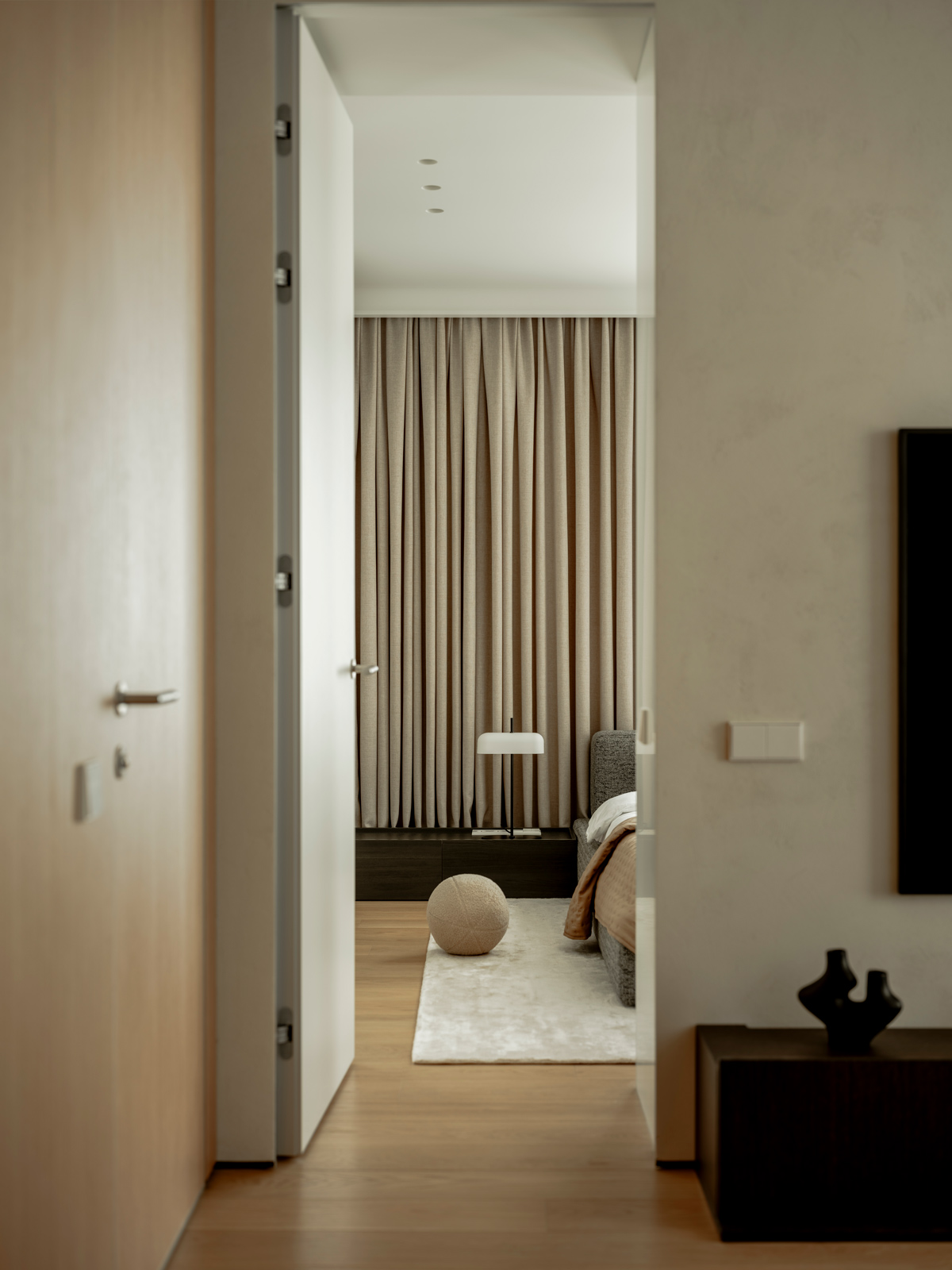 can ho Back Home Apartment noi that phong ngu san go Yaro Bureau