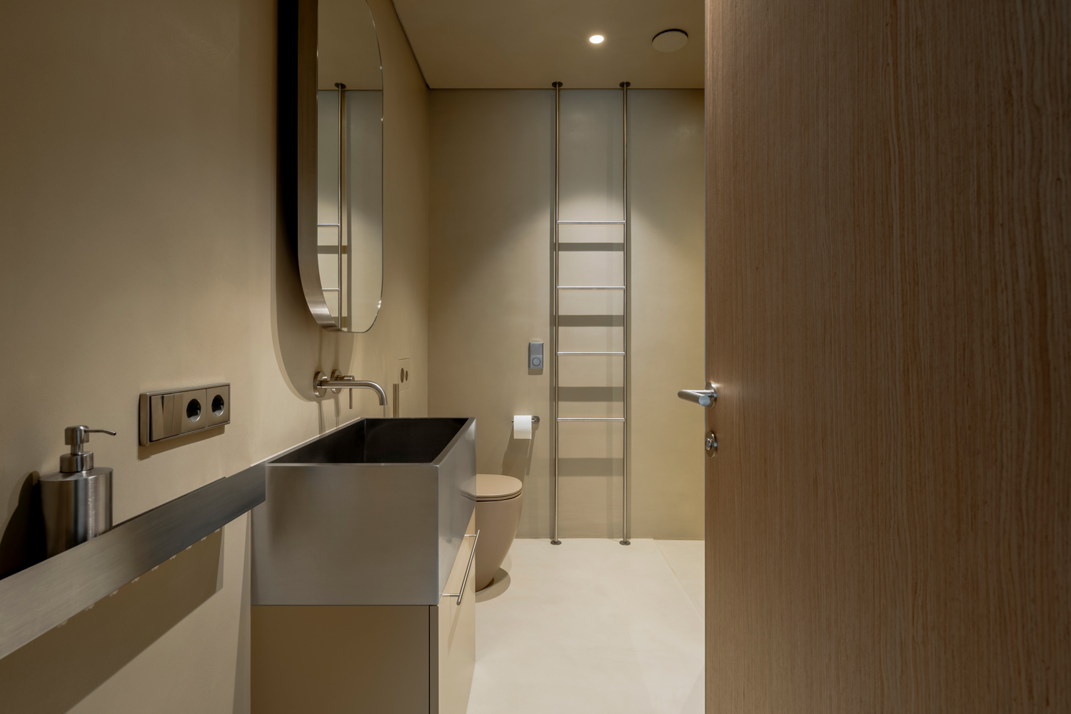 can ho Back Home Apartment noi that phong tam san go Yaro Bureau