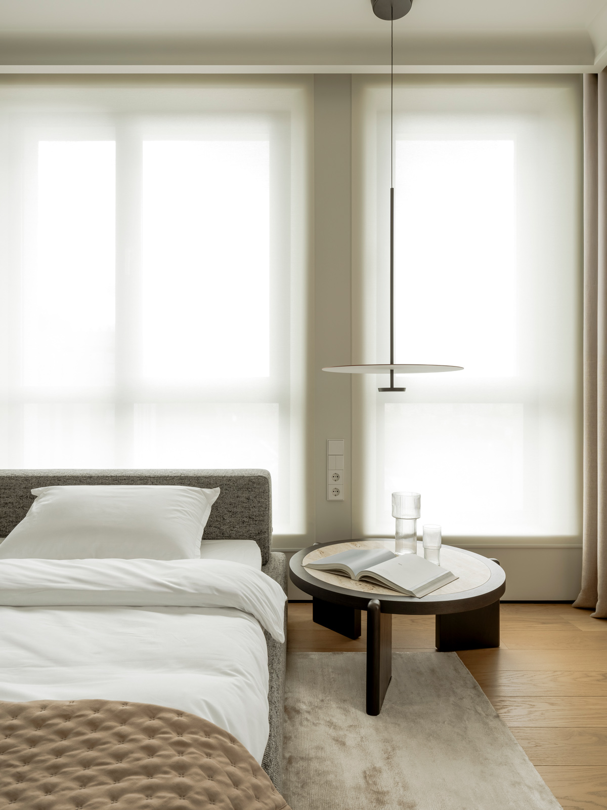 can ho Back Home Apartment noi that phong ngu san go Yaro Bureau