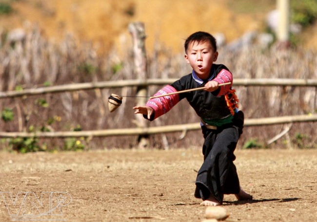 tro choi dan gian viet nam danh du dau vat danh quay nem con nhay sap o an quan xam huong bai choi