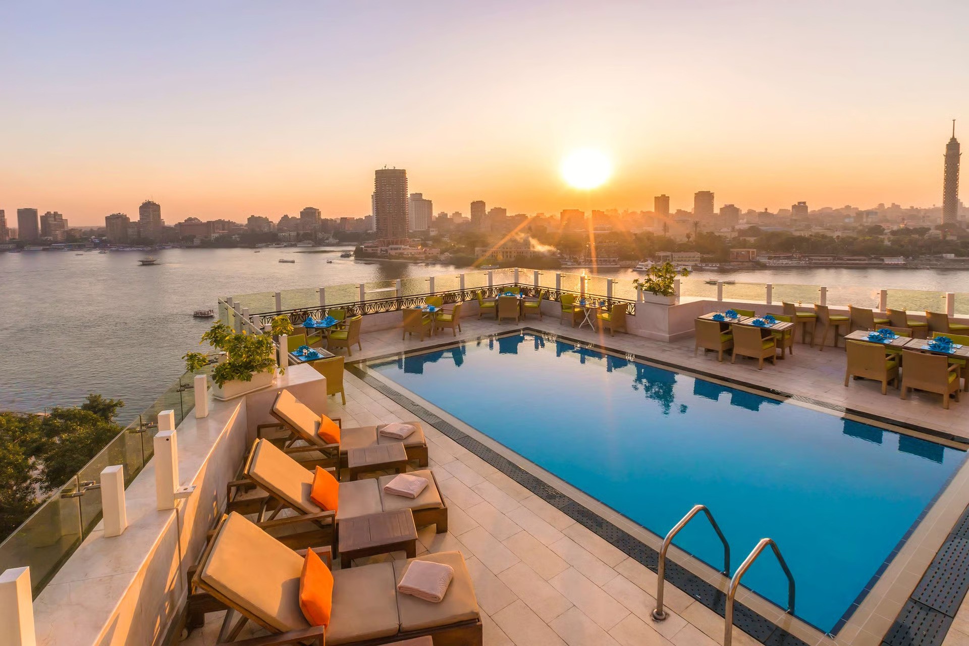 Kempinski Nile Hotel Cairo khach san quan bar rooftop san thuong