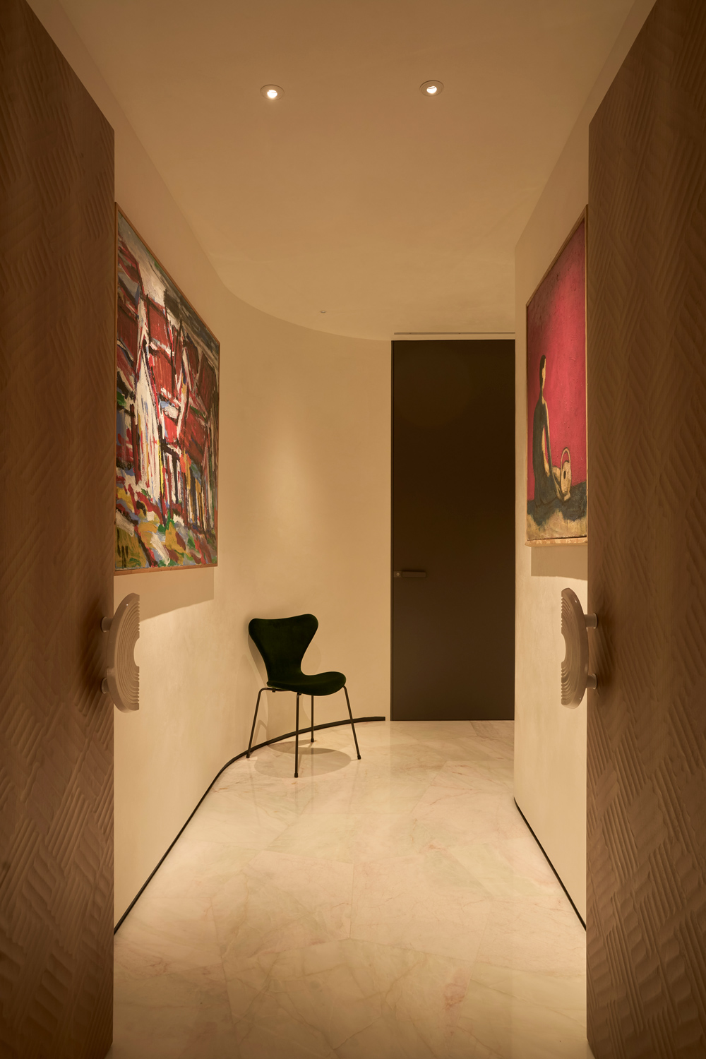 sai gon less is more chau tran noi that hanh lang apartment