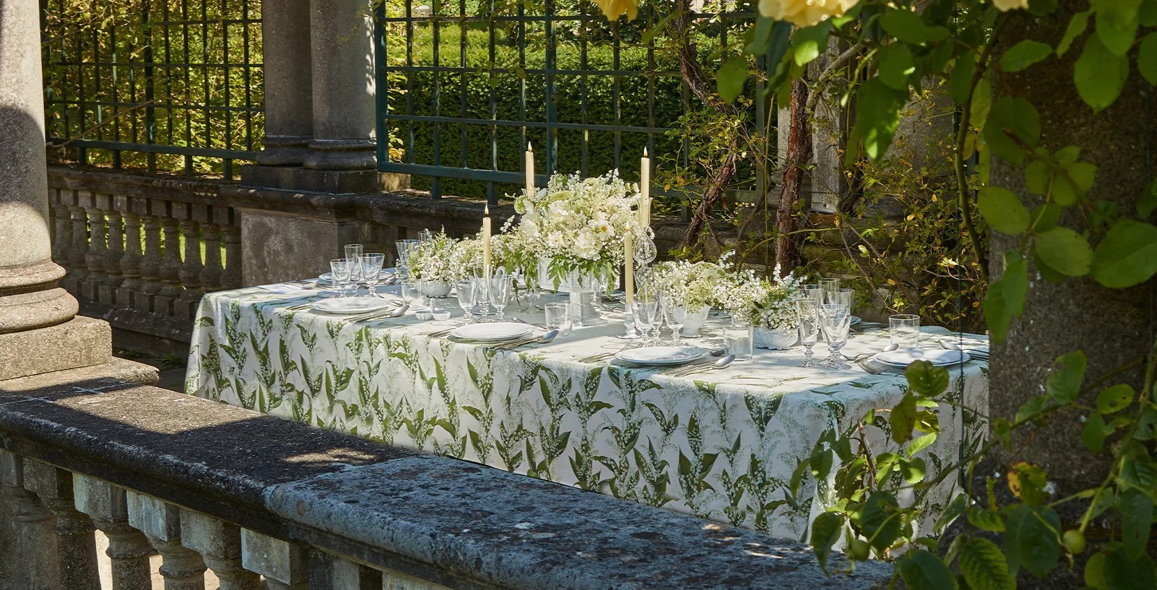 hoa linh lan ban tiec ngoai troi dam cuoi