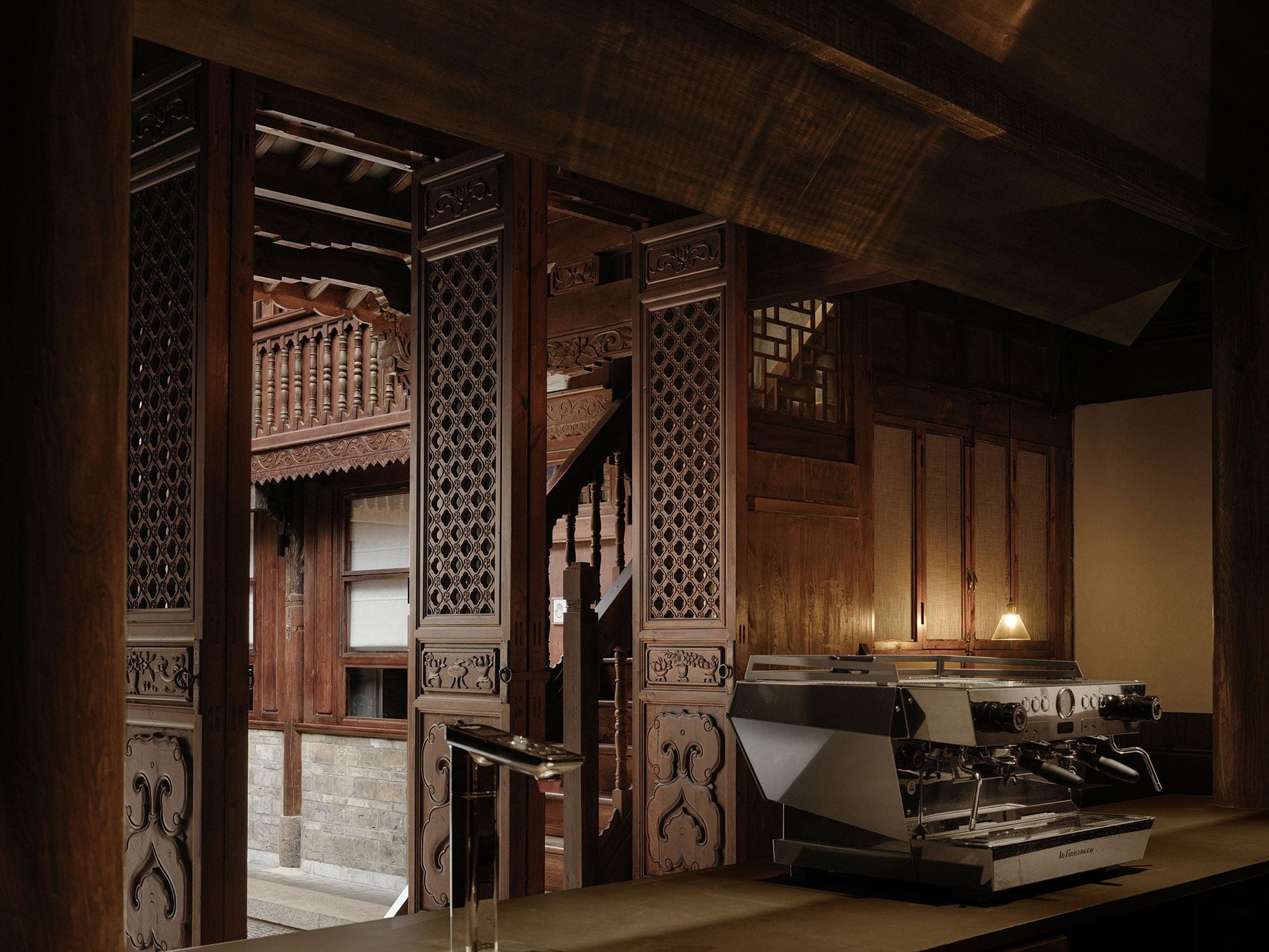 quan cafe kien truc trung quoc tu hop vien cai tao