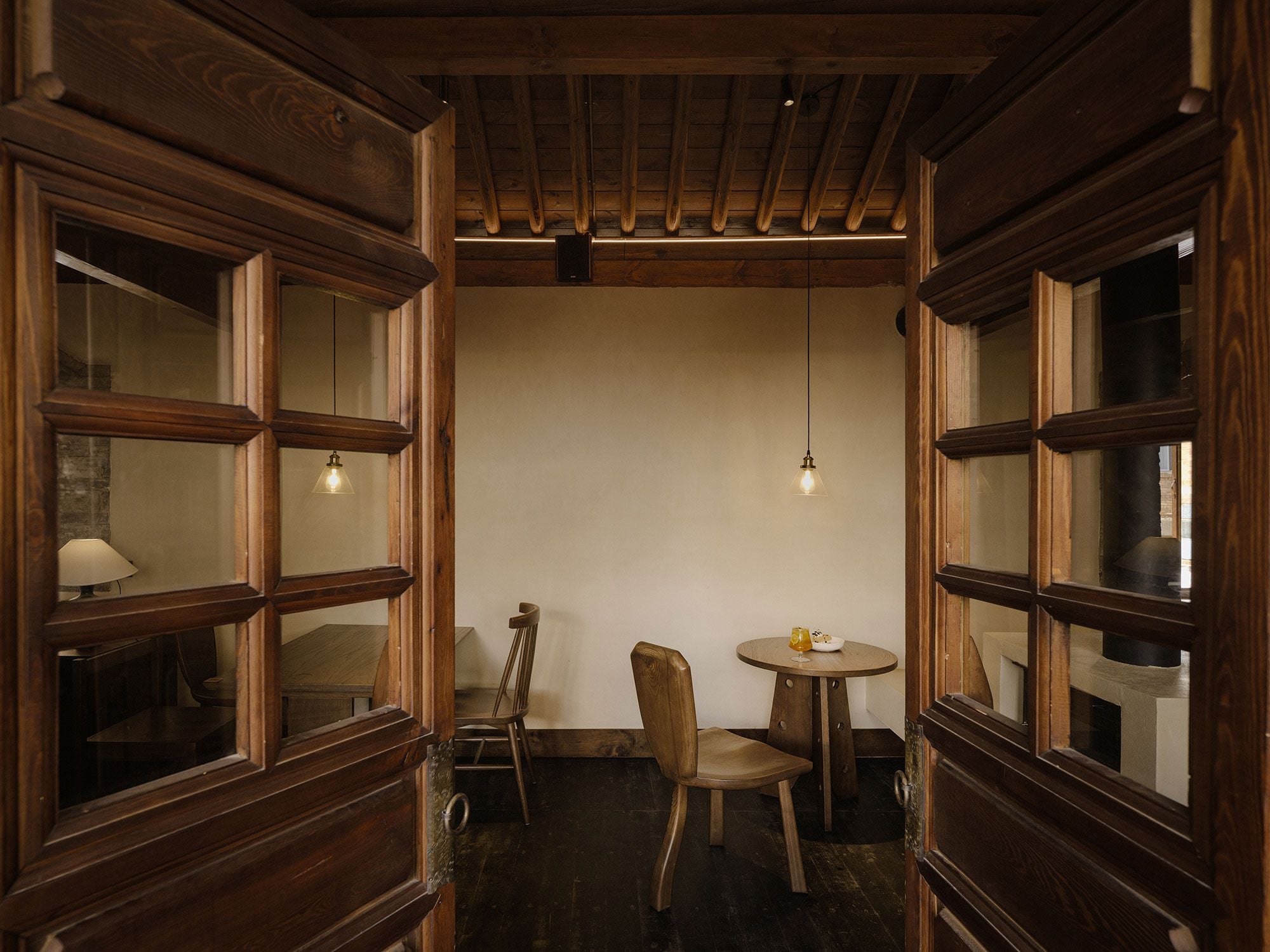 quan cafe ban ghe go kien truc trung quoc tu hop vien cai tao