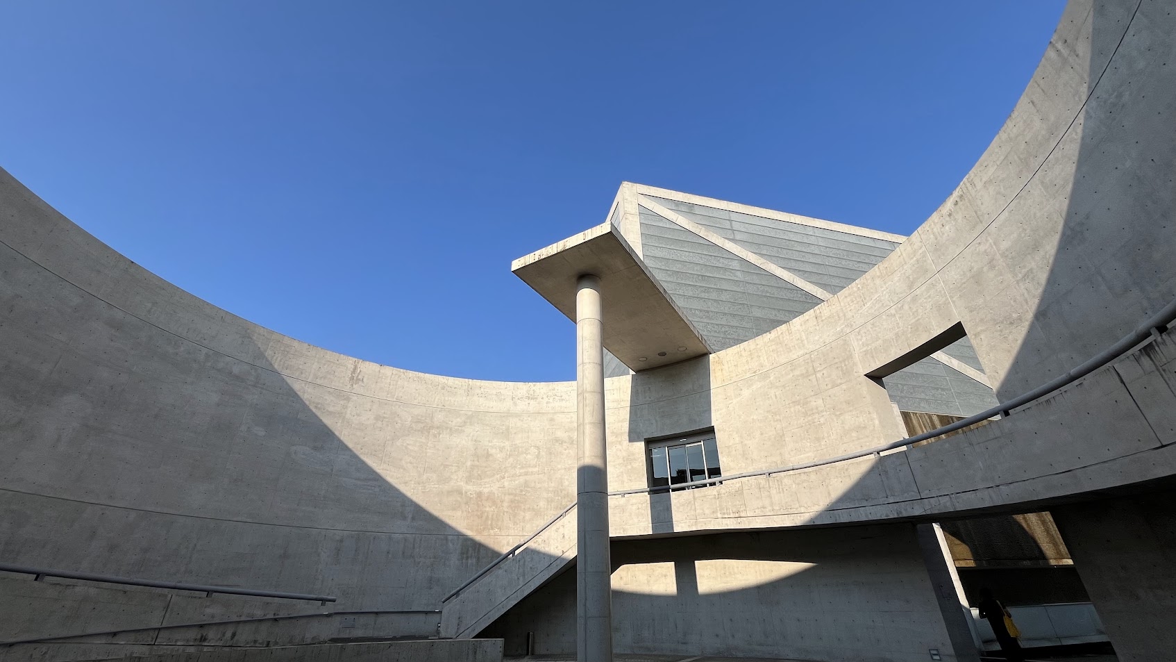 museum Osaka Perfectural Sayamaike kien truc brutalism tadao ando