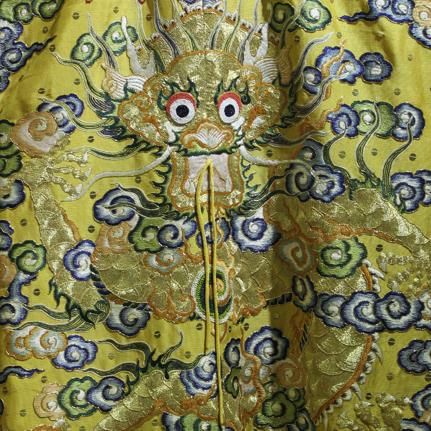 co phuc trieu nguyen hoang bao theu tay rong