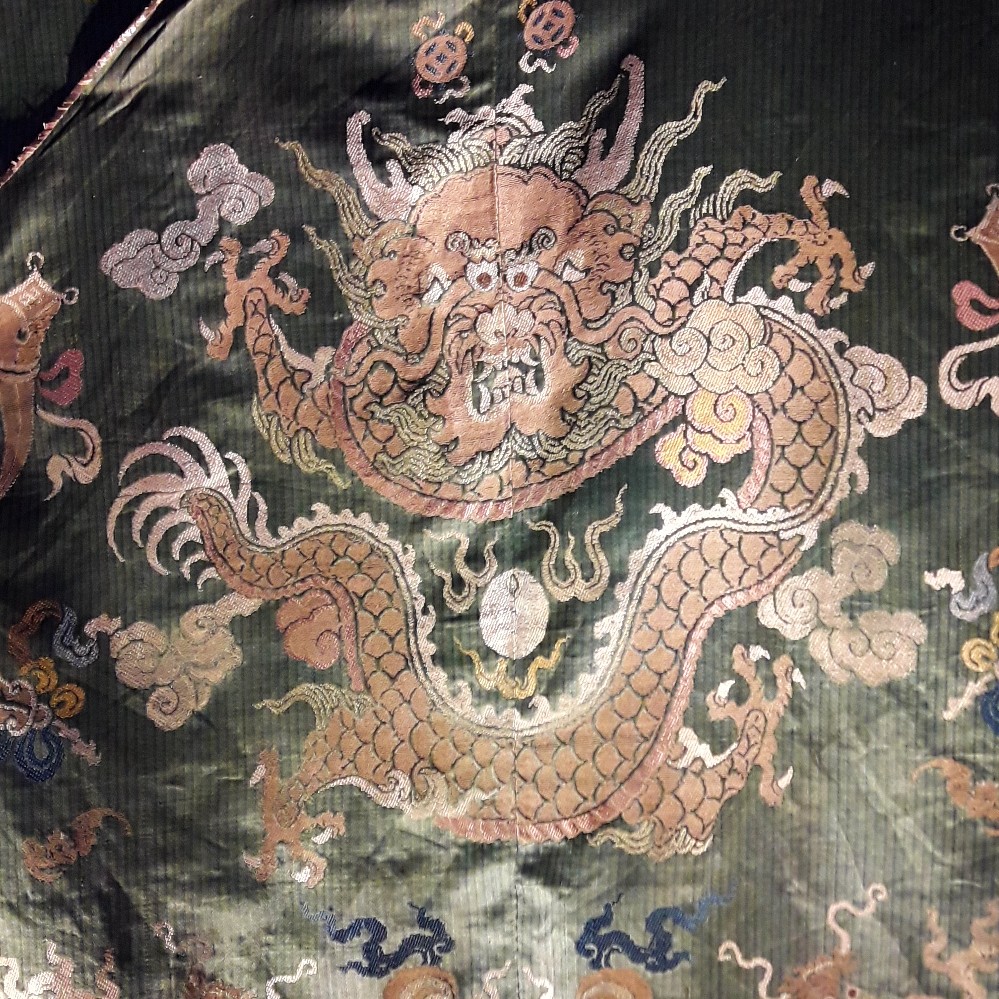 hoang bao trieu nguyen rong theu thu cong gam voc