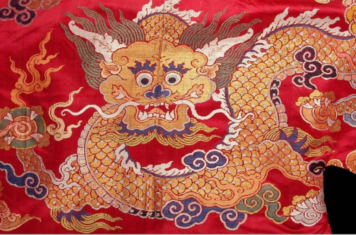 theu rong trang phuc trieu nguyen mang bao