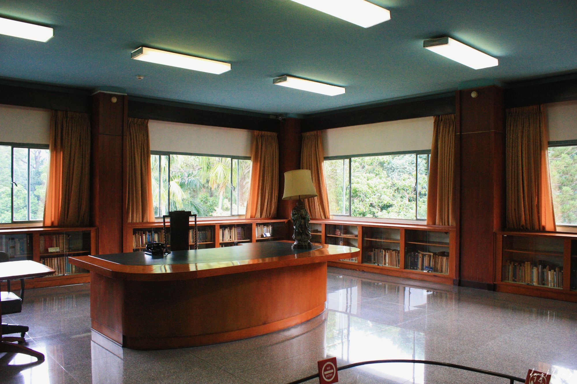 dinh doc lap thu vien noi that hien dai modernist