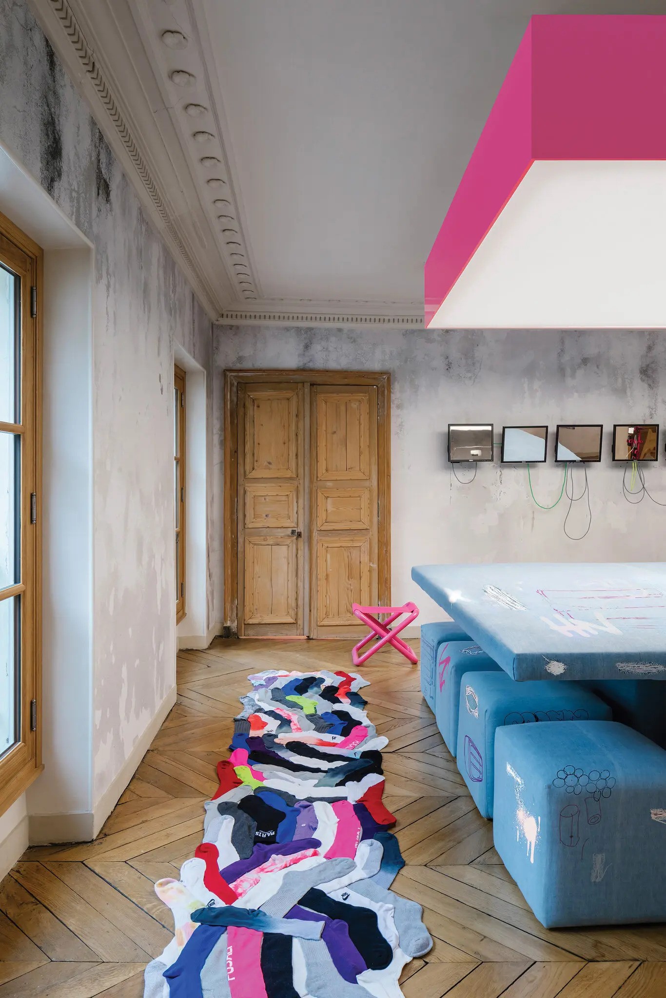 harry nuriev can ho paris sofa balenciaga tai che