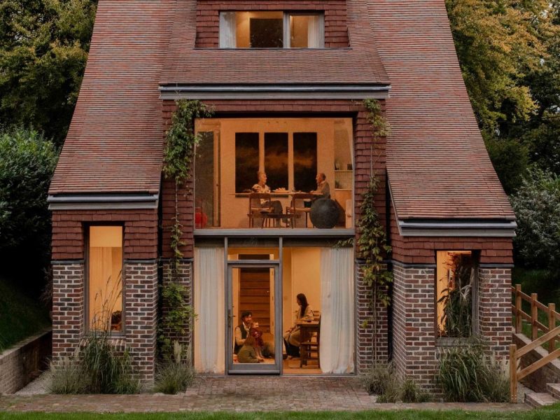 Clay Rise House: Ngói đỏ khắc họa bản sắc Sussex