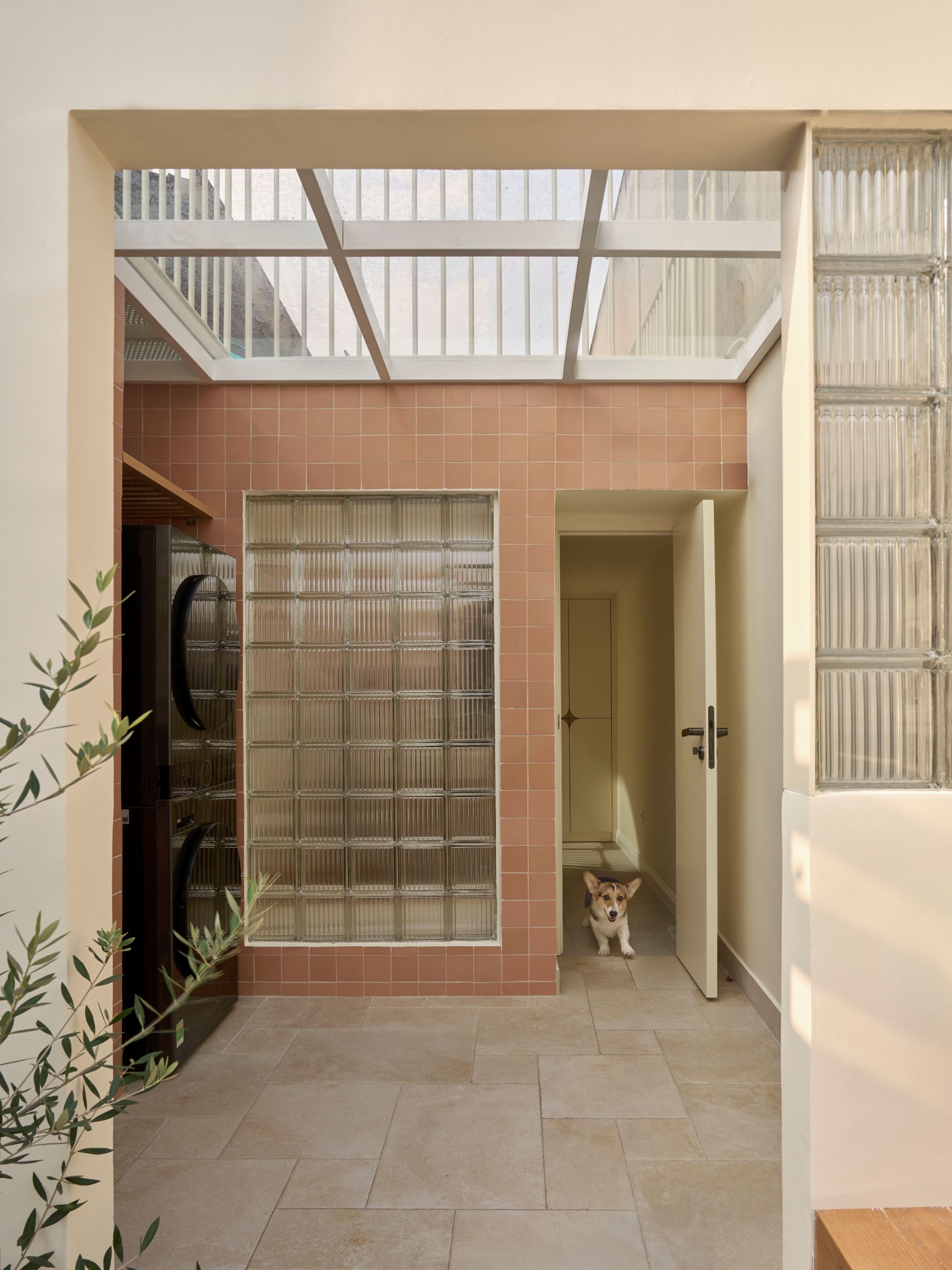 san thuong gach kinh nha pho thanh thai vietline interior