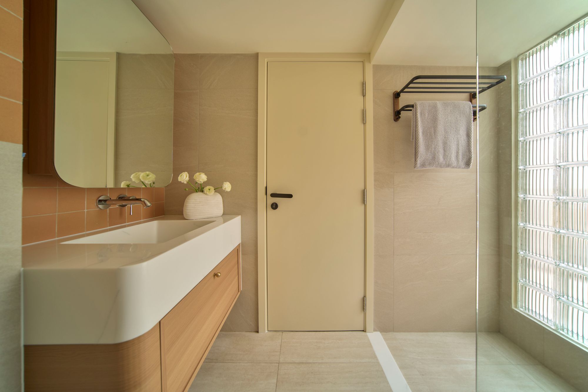 nha pho thanh thai vietline interior toi gian khong gian nho noi that phong tam