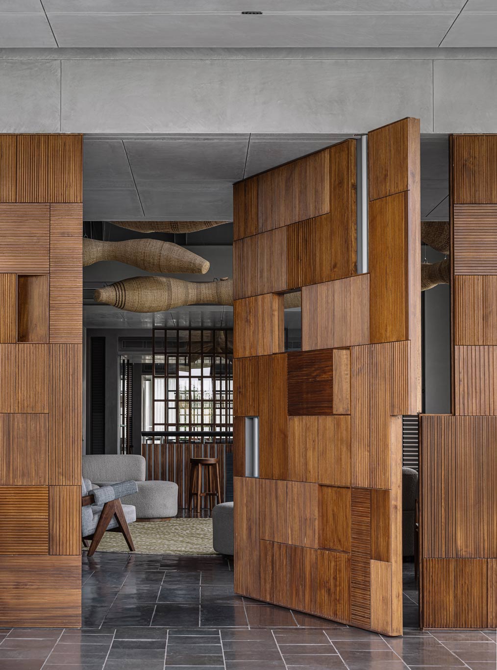 cua go phong khach thu cong noi that