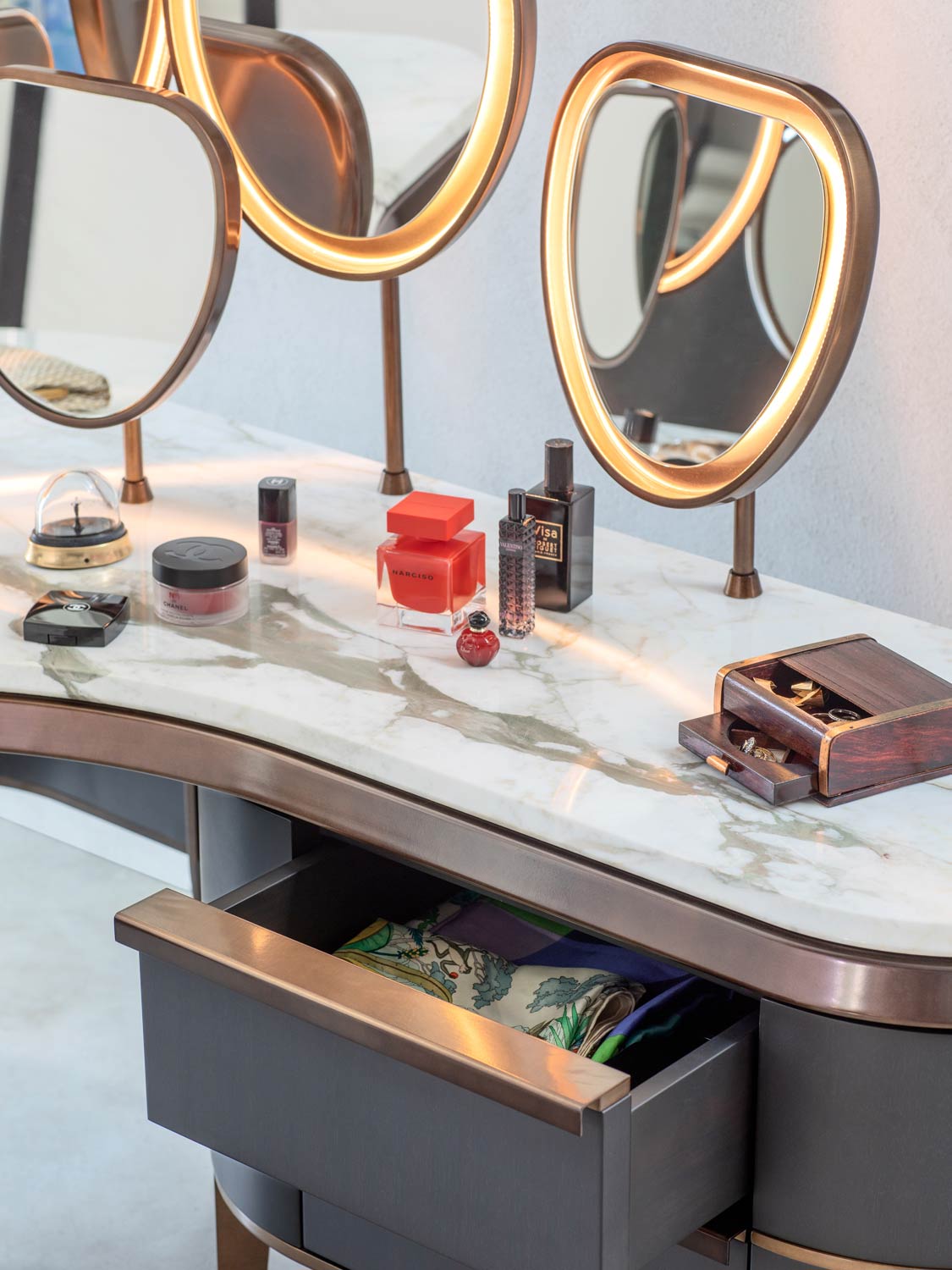 dressing table DUO Poltrona Frau Juliette Ligne Roset Tahiti Trousse Cattelan Italia Moments Nomon Panarea Arte Veneziana Symphony Bizzotto Italia Giulietta Casa Covre Kara Natevo