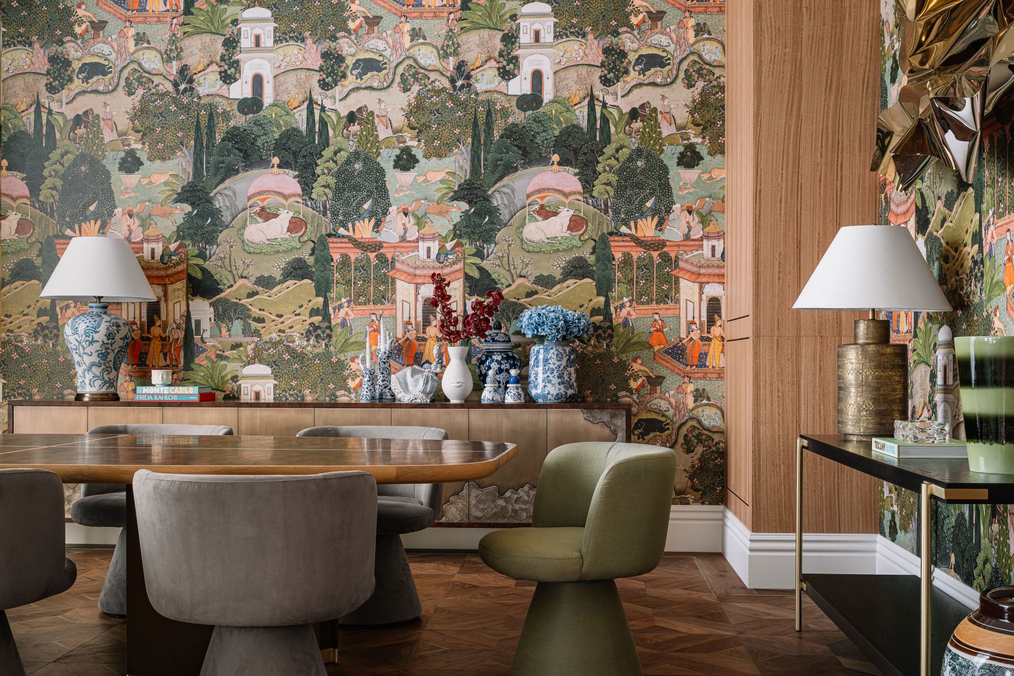 noi that maximalism phong an orchard house chinoiserie giay dan tuong nghe thuat