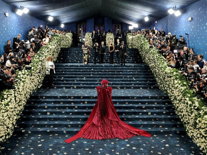 Câu chuyện kiến trúc và văn hóa của cầu thang MET Gala