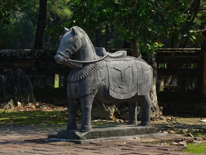 Ngựa đá sân chầu: Uy nghiêm và khoan thai | Về chốn cố kinh